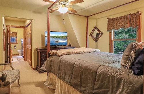 Eagle River Cabin | Panoramic Views over looking the Eagle River Chain of Lakes!
