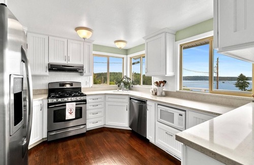 Gig Harbor House | Panoramic views, walking distance to downtown and NEW ACn