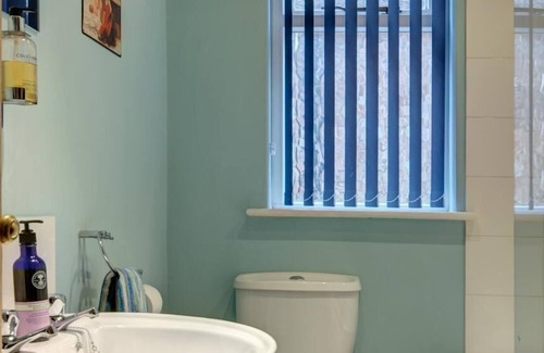 Tewkesbury Cottage | Pansy Cottage in Historic Tewkesbury