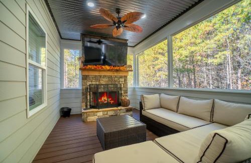 Helen House | Par-Tee Haus I- Game Room & Hot Tub-Walk to Helen