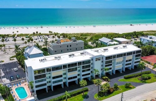 Sarasota Condo | Paradise at highly sought after Lido Shores! Steps from Lido Beach!