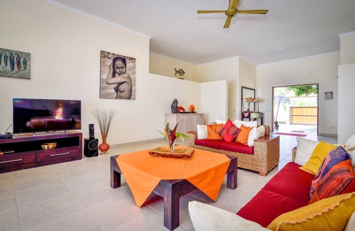 Banjartegehe Villa | Paradise at the sea, free breakfast, canoes, bicycles!