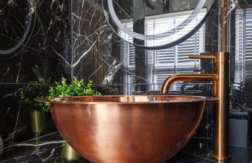 Leeds City Center Apartment | Paradise Boutique Deluxe - Leeds City Center - Steps to Ivy Asia