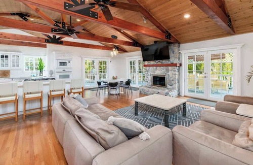 Mount Helix House | Paradise Lagoon Resort Style Pool Getaway