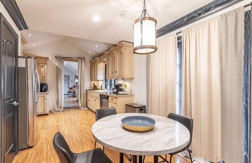 Central Oklahoma City House | Paradise On Penn - 2 bedroom house with Pool and Hottub Close to Downtown.