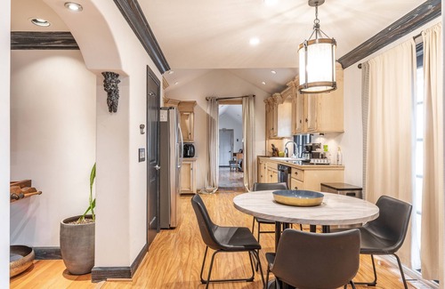 Central Oklahoma City House | Paradise On Penn - 2 bedroom house with Pool and Hottub Close to Downtown.