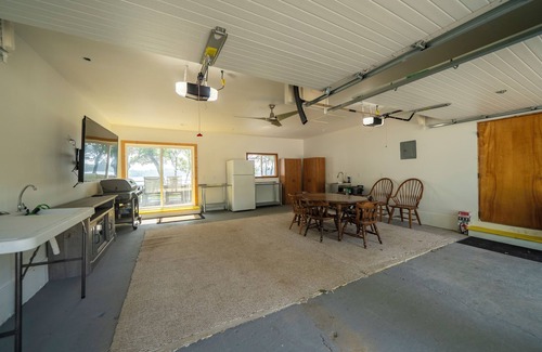 Battle Lake House | Paradise Point Family Retreat – Spacious Lake Home. Sleeps 18,Room to Entertain!