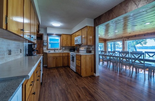 Battle Lake House | Paradise Point Family Retreat – Spacious Lake Home. Sleeps 18,Room to Entertain!