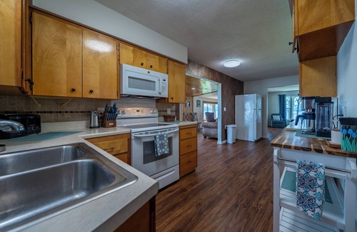 Battle Lake House | Paradise Point Family Retreat – Spacious Lake Home. Sleeps 18,Room to Entertain!