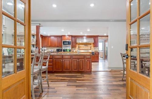 Winchester House | Paradise Resort-Dock, Pool, Hot Tub, Movie Theatre