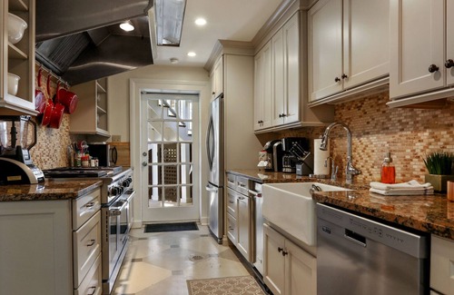 Historic Downtown Savannah House | Paradise Restored: 6 Suites + Private Swimming Pool!