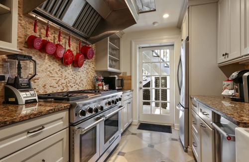 Historic Downtown Savannah House | Paradise Restored: 6 Suites + Private Swimming Pool!