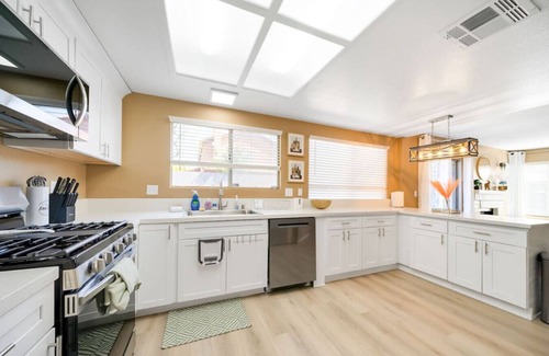 Spring Valley House | Paradise Retreat: 8 Beds, Pool Table, BBQ!