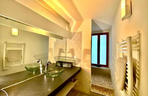La Celle-sous-Gouzon Apartment | Parenthèse a Deux - T2 Cosy & Romantique - Cours intérieure - Patio - Clim - Proche de la cité médiévale