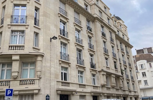 Quartier de l'Ecole-Militaire Apartment | Paris 7 è, 80 m2 very bright and residential in old building quality.