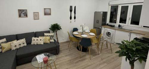 14th Arrondissement Apartment | PARIS-MONTROUGE Magnifique Appartement 2 pièce de 36m2 - très cosy pour 1 à 5 personnes refait à neuf - ENTIRE APARTMENT LUXIRIOUS AND WARM - Montrouge Paris 14ème - Proche Aéroport Orly & Parc Expositions Porte de Versailles FREE WIFI GRATUIT