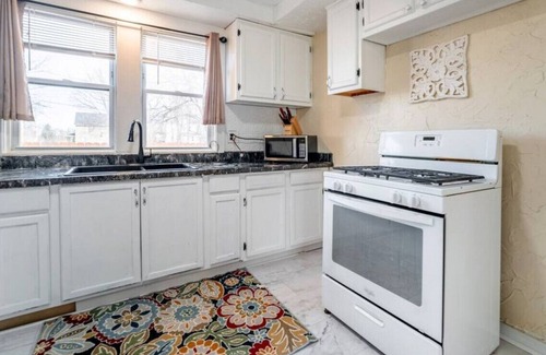 Akron House | Paris Themed 5 bed 2 full bath
