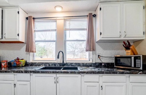 Akron House | Paris Themed 5 bed 2 full bath
