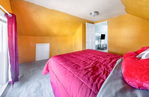 Akron House | Paris Themed 5 bed 2 full bath