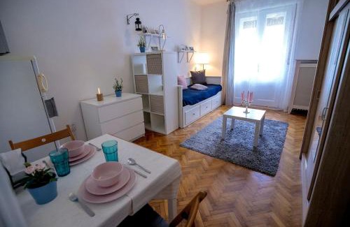 Ujlipotvaros Apartment | Parisian Soul In The Heart Of Budapest