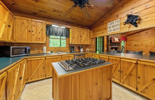 Epworth Cabin | Park Hollow - Explore the nearby river and soak in the hot tub!