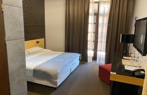 Velyka Omeliana Hotel | Park Hotel Switzerland