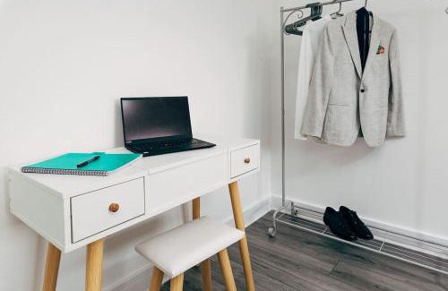 Liverpool Apartment | Park & Relax in 1bd Central Liverpool home