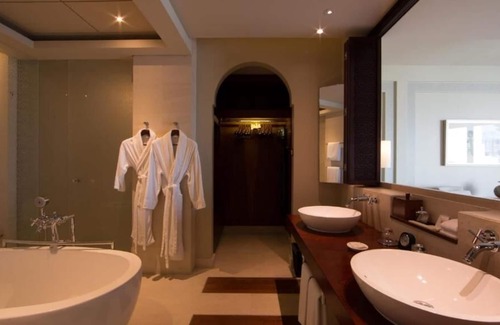 Deira House | Park Suite Room Near Dubai Creek Golf Club By Luxury Bookings
