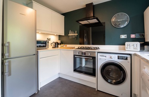 Salfords Apartment | Park View Apt | Private Parking | Near ESH