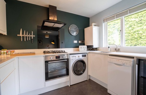Salfords Apartment | Park View Apt | Private Parking | Near ESH