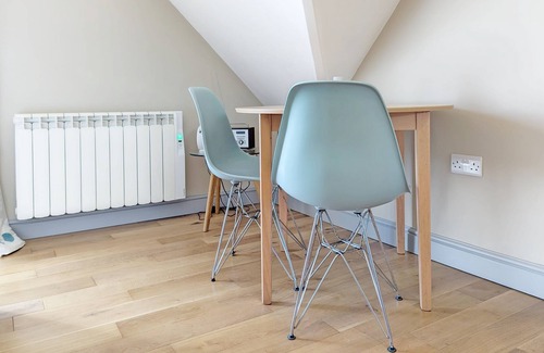 Havant Cottage | Parkside Annex - an annexe that sleeps 2 guests in 1 bedroom