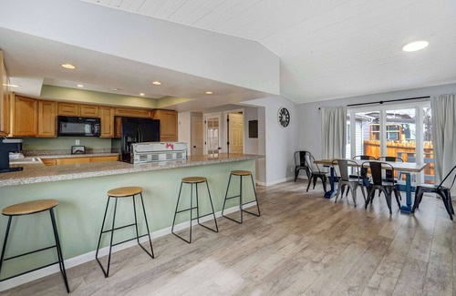 Monument House | Parkside Haven! Hot Tub , Foosball & Family Fun