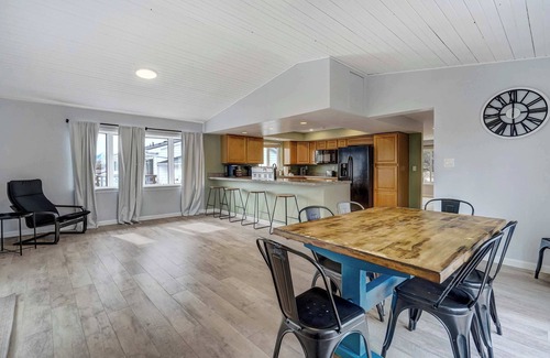 Monument House | Parkside Haven! Hot Tub , Foosball & Family Fun
