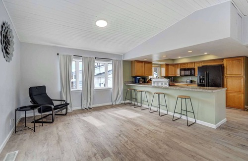Monument House | Parkside Haven! Hot Tub , Foosball & Family Fun