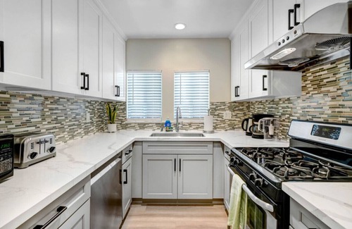 Alhambra House | Parkside Modern Stay: Gated backhouse unit in DT Alhambra