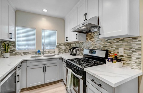 Alhambra House | Parkside Modern Stay: Gated backhouse unit in DT Alhambra