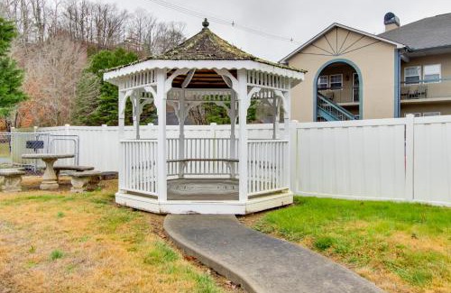 Pigeon Forge Apartment | Parkway Condo about Walk to Island in Pigeon Forge!