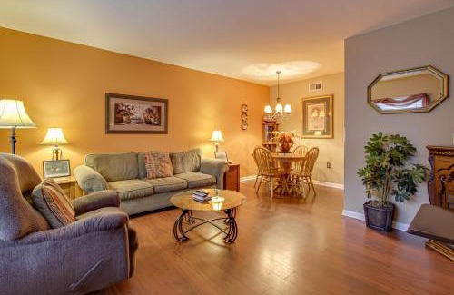 Pigeon Forge Apartment | Parkway Condo about Walk to Island in Pigeon Forge!