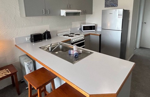 Jindabyne Apartment | Parkwood 4 - ground floor studio, walking distance to shops and cafes