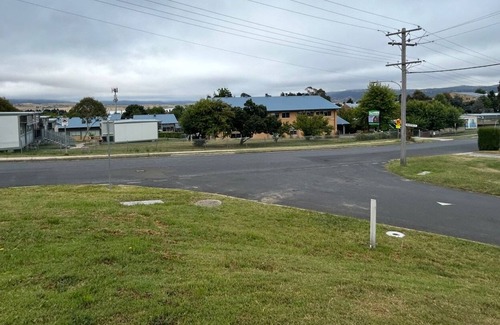 Jindabyne Apartment | Parkwood 4 - ground floor studio, walking distance to shops and cafes