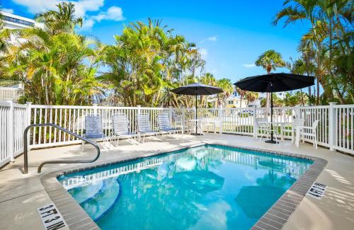 Siesta Key Village Hotel | Parrot Beach Cottages Suite #2