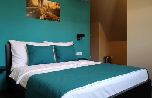 Tiszakecske Hotel | Parton Hotel & Bowling