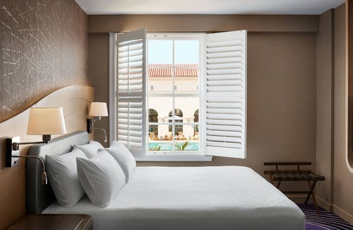 Pasadena Hotel | Pasadena Hotel & Pool, Deluxe Pool View Room with One King Bed, Parking