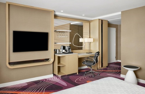 Pasadena Hotel | Pasadena Hotel & Pool, Deluxe Pool View Room with One King Bed, Parking
