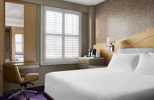 Pasadena Hotel | Pasadena Hotel & Pool, Deluxe Pool View Room with One King Bed, Parking