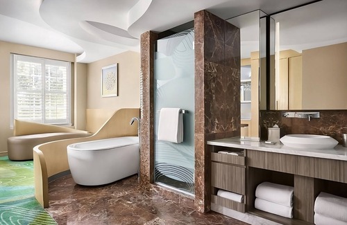 Pasadena Hotel | Pasadena Hotel & Pool, Premier Corner One King Bed Room, Parking