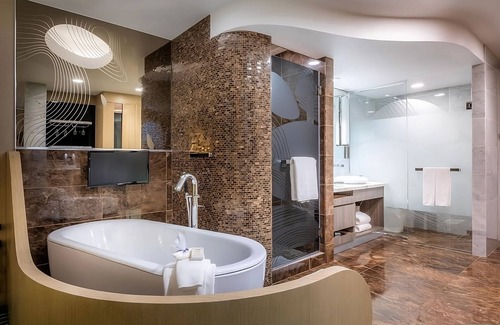 Pasadena Hotel | Pasadena Hotel & Pool, Premier Corner One King Bed Room, Parking