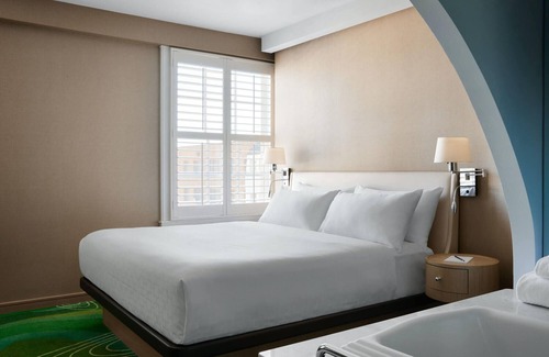 Pasadena Hotel | Pasadena Hotel & Pool, Premier Corner One King Bed Room, Parking