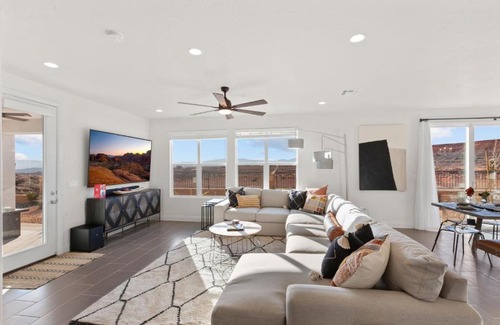 Washington House | Paseos 1317 Sleeps 10 guest, Private Spa, Putting Green, EV Charger, Nintendo Switch and more!