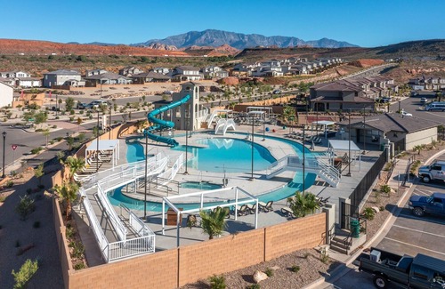 Washington House | Paseos Retreat | Sleeps 29, Private Pool, Hot Tub, BBQ, Ping Pong Table, Gaming Consoles and more!